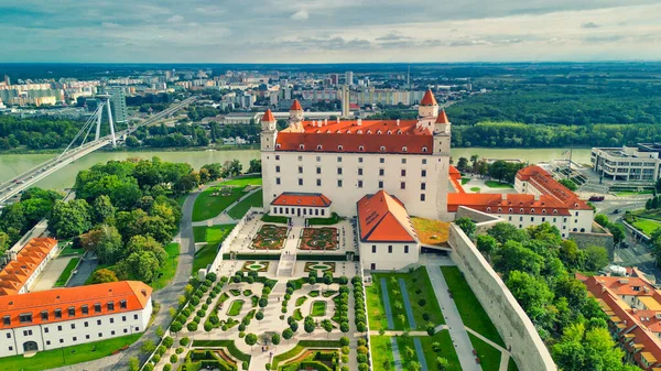 一个夏日下午 斯洛伐克布拉迪斯拉发城堡和城市天际线的空中景观 — 图库照片