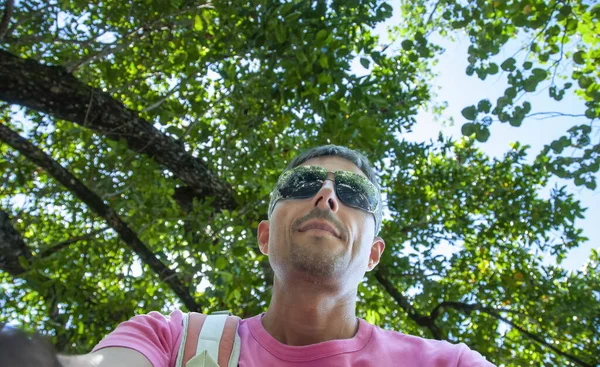 Retrato Homem Caucasiano Feliz Relaxando Caminhadas Floresta — Fotografia de Stock