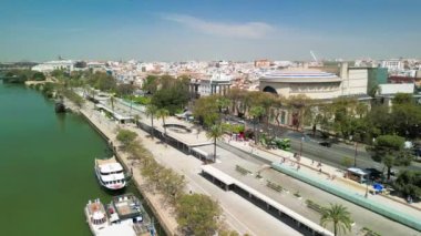 İspanya, Sevilla 'nın havadan görünüşü. Şehir nehir boyunca ufuk çizgisi.