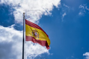 Rüzgarda sallanan İspanyol bayrağı.