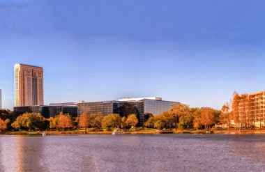 Orlando, FL - Şubat 2016: Eola Gölü 'nden Orlando şehir merkezinin panoramik manzarası.