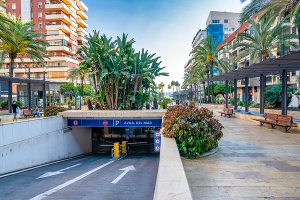 Marbella Espanja Huhtikuu 2023 Kaupungin Maanalainen Pysäköinti Pitkin Kaunista Katua — kuvapankkivalokuva