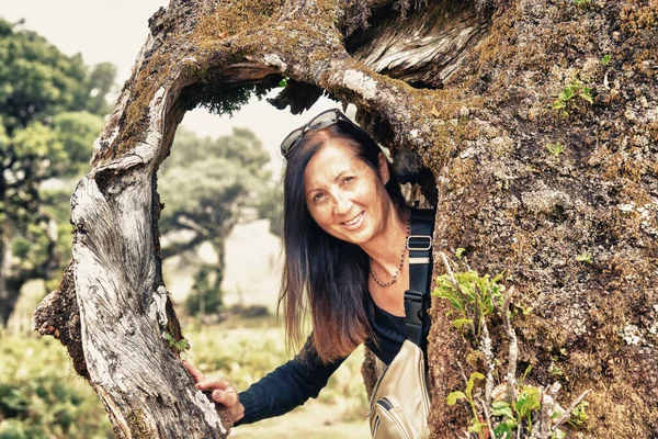Retrato Mulher Emoldurado Dentro Das Raízes Tronco Árvore — Fotografia de Stock