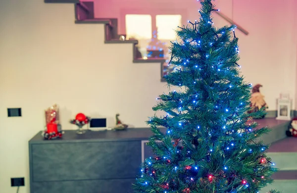 Gyönyörű Karácsonyfa Belsejében Egy Modern Házban Led Csíkok Világítás Ünnepi — Stock Fotó