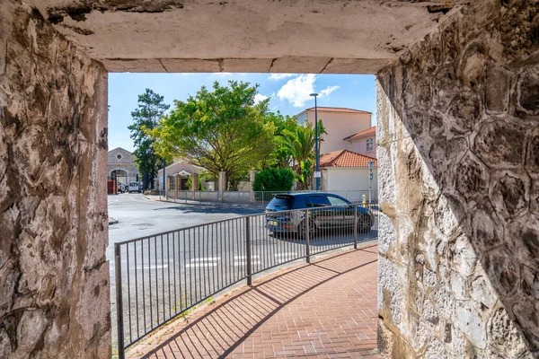 Cebelitarık Eski Duvarlar Boyunca Araba Hızlanır — Stok fotoğraf