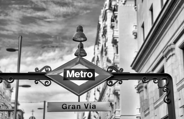 Madryt Hiszpania Października 2022 Zbliżenie Znaku Metra Przed Stacją Metra — Zdjęcie stockowe