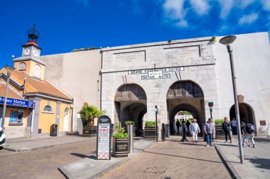 Cebelitarık, İngiltere - 7 Nisan 2023: Güneşli bir günde Grand Casemates Gates.