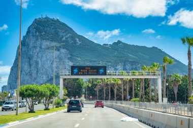 Cebelitarık, İngiltere - 7 Nisan 2023: Arabayla Cebelitarık sınırına varış Birleşik Krallık-İspanya.