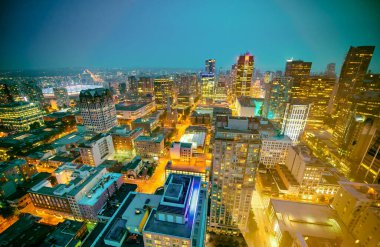 Vancouver, Kanada - 10 Ağustos 2017: Vancouver şehir merkezinin gece gökyüzü manzarası