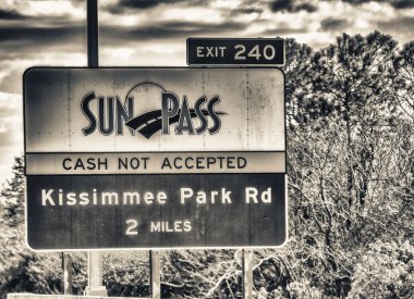 ORLANDO, FL - 19 Şubat 2016: Otoyol boyunca Sunpass Yolu tabelası. Florida 'da seyahat etmenin en iyi yolu bu.