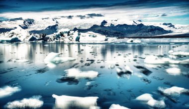 Jokulsarlon Gölü 'ndeki buzdağları, Güney İzlanda