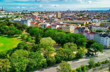 Viyana, Avusturya 'daki araba parkından Schonbrunn Parkı' nın hava görüntüsü.