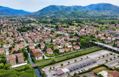 İtalya 'nın Toskana kentindeki Lucca Ortaçağ kasabasının inanılmaz hava manzarası