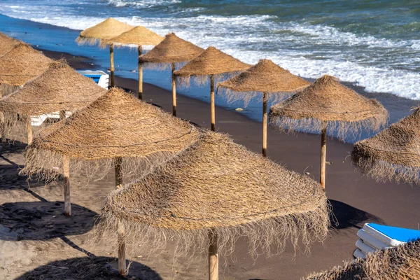 Соломенные Пляжные Зонтики Вдоль Красивого Берега Сумерках — стоковое фото