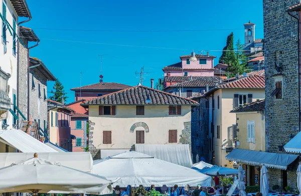 Montecatini Alto Italien Maj 2017 Turister Vandrar Stadens Medeltida Centrum — Stockfoto