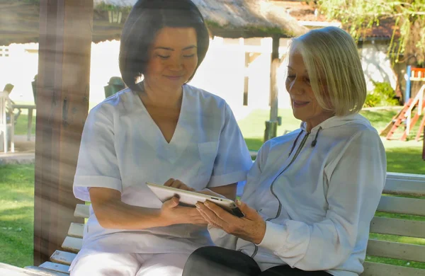 Médico Asiático Ajudando Idosos Aposentados Mulher Usando Tablet Jardim Conceito — Fotografia de Stock