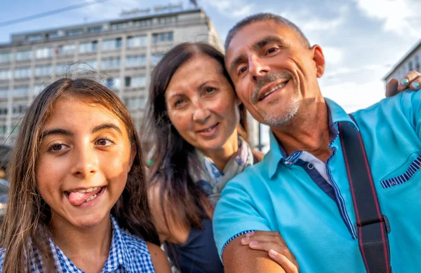 一个由三个人组成的快乐的家庭 在一个美丽的日子里亲自去参观这座城市 — 图库照片