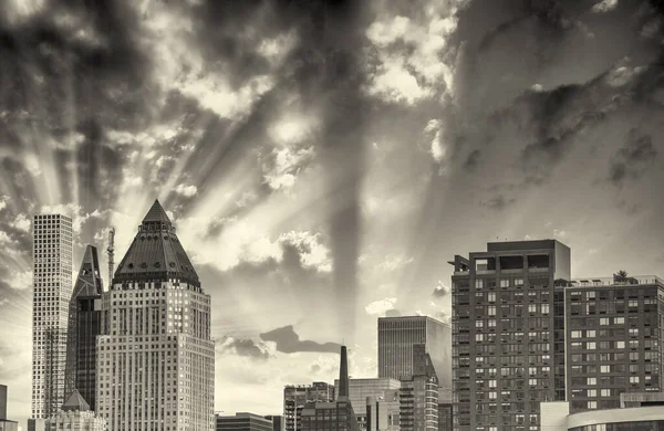 纽约市曼哈顿摩天大楼的日落 — 图库照片