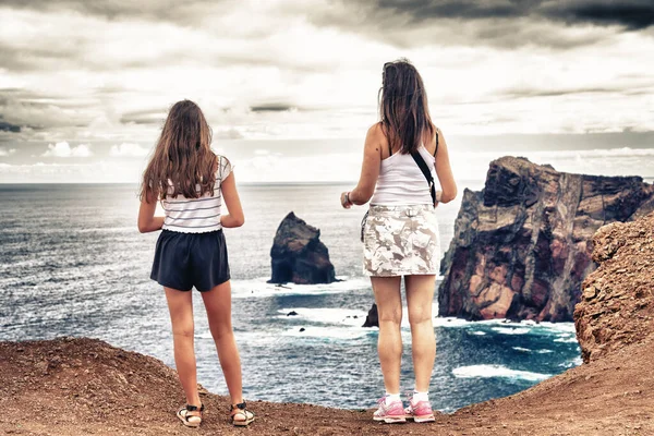 Γυναίκα Και Κόρη Της Κοιτάζουν Βράχια Πάνω Από Θάλασσα Από — Φωτογραφία Αρχείου