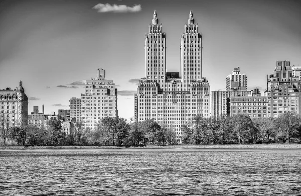 Gebouwen Van Manhattan Langs Central Park Lake New York City — Stockfoto