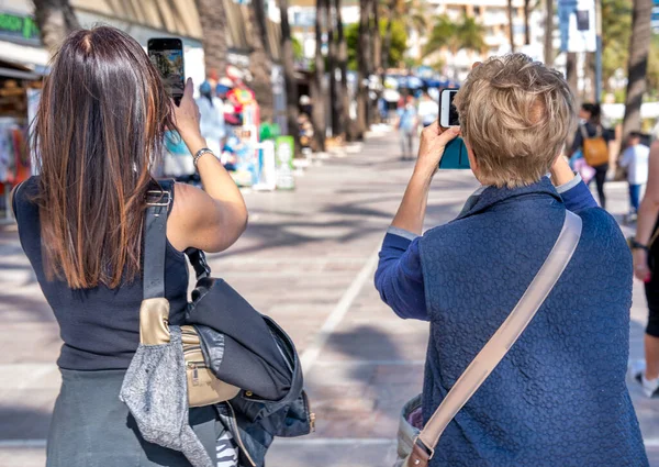 Две Женщины Разных Возрастов Вместе Фотографируют Городскую Уличную Жизнь Солнечный — стоковое фото