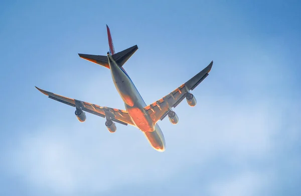 Alçak Irtifada Uçak Gün Batımında Havaalanından Kalkıyor — Stok fotoğraf