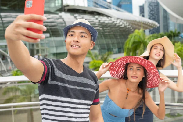 Három Fiatal Ázsiai Barát Felfedezni Várost Élvezi Életet — Stock Fotó