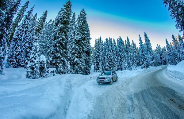 Samochód Przyspiesza Wzdłuż Zimowej Górskiej Drogi Otoczonej Śniegiem — Zdjęcie stockowe