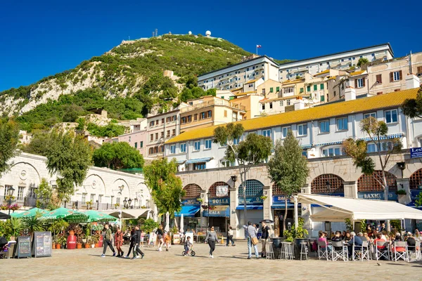 Гибралтар Великобритания Апреля 2023 Года Площадь Гранд Казематис Туристами Солнечный — стоковое фото
