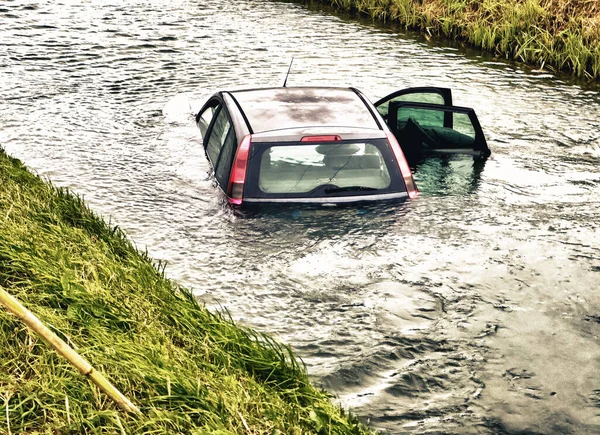 灰色の車が落下し 川に溺れる — ストック写真