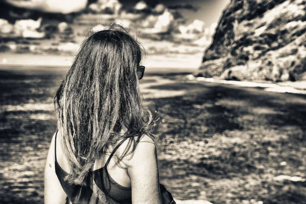 Жінка Дивиться Природу Узбережжя Прекрасному Острові Вид Ззаду — стокове фото