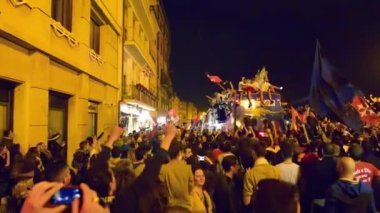 PISA, İtalya - 15 Haziran 2016: Yerel taraftarlar futbol takımlarının tanıtımını kutluyorlar. Gece kutlamaları sis bombaları ve açık bir otobüsle.