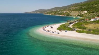 Yunanistan 'ın Alonissos kentindeki Agios Dimitrios Plajı' nın hava manzarası.