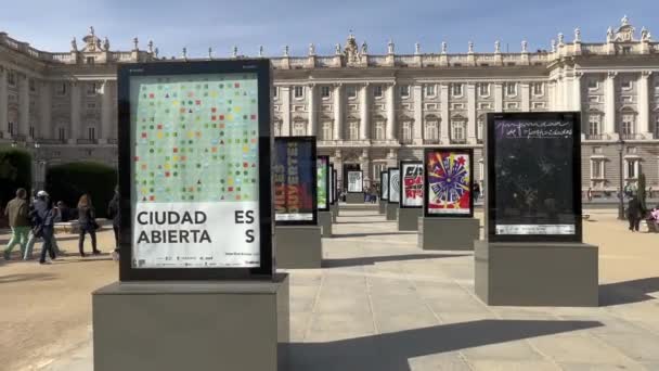 Madrid Spain October 2022 Tourists Front Royal Palace Walking Plaza — Vídeo de stock