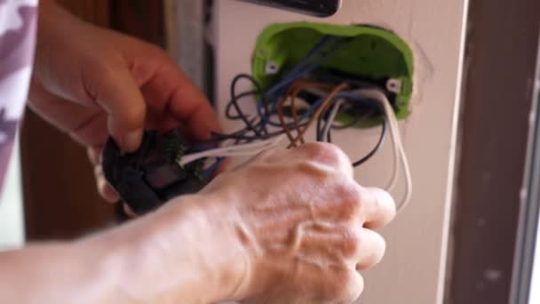 Man Werkt Met Elektrische Stekker Huis Verbetering Reparatie Met Gezien — Stockvideo