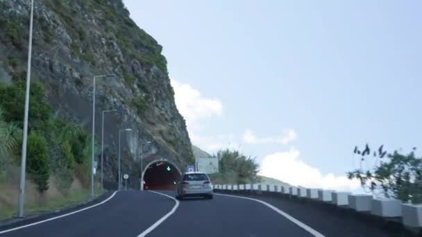 Conduzir Longo Costa Madeira Aproximando Túnel — Vídeo de Stock