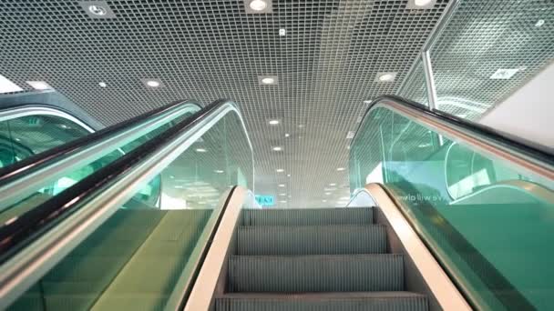 机场通往登机门的自动扶梯 — 图库视频影像