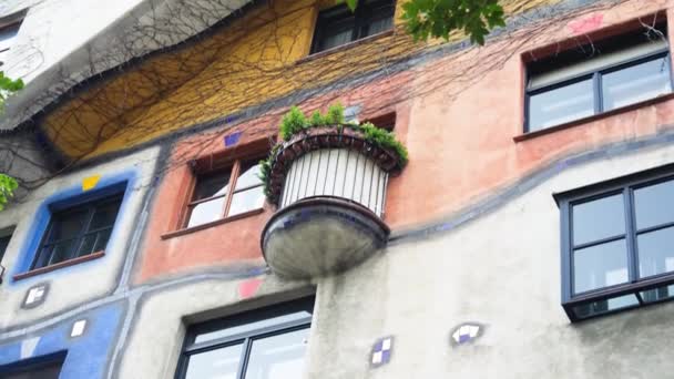 Εξωτερική Άποψη Hundertwasserhaus Στη Βιέννη Αυστρία — Αρχείο Βίντεο