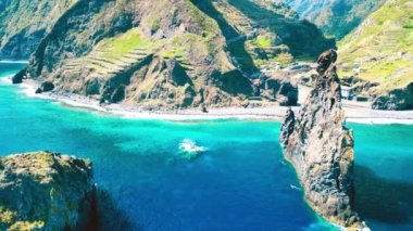 Okyanustaki yüksek lav kayalarının havadan görünüşü, Ribeira da Janela, Madeira, Portekiz 'deki adacık kuleleri.