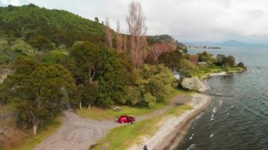 Taupo Gölü 'nün havadan görünüşü - Kuzey Adası, Yeni Zelanda.