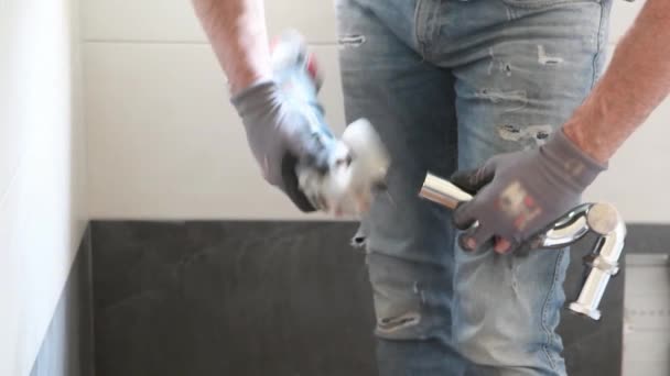 Loodgieter Snijden Metalen Pijpleiding Het Huis Badkamer — Stockvideo