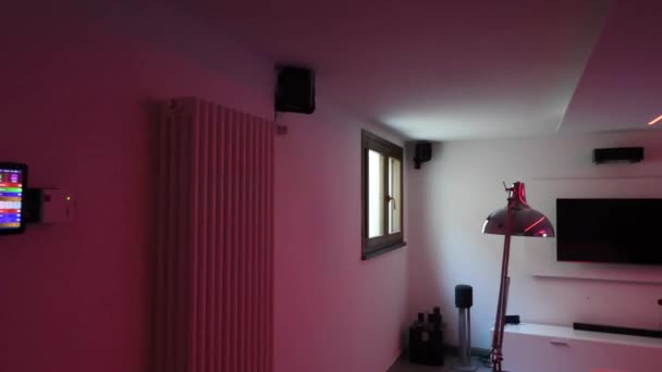 Quarto Moderno Com Luz Tiras Led Brilhante Monitor Sofá — Vídeo de Stock