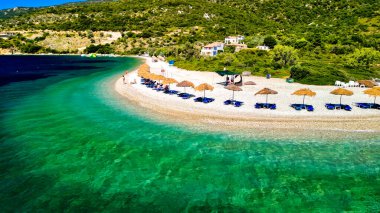 Yunanistan 'ın Alonissos kentindeki Agios Dimitrios Plajı' nın hava manzarası.
