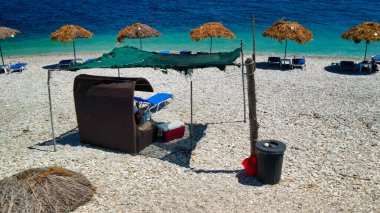 Yunanistan 'ın Alonissos kentindeki Agios Dimitrios Plajı' nın hava manzarası.