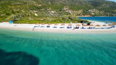 Yunanistan 'ın Alonissos kentindeki Agios Dimitrios Plajı' nın hava manzarası.