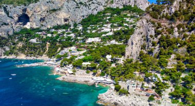 Marina Piccola, Capri 'de güzel bir sahil şeridi. İHA 'dan hava görüntüsü