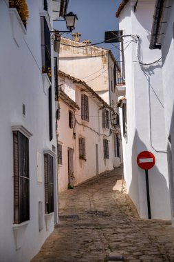 Grazalema Ortaçağ sokakları ve beyaz evler güneşli bir günde.
