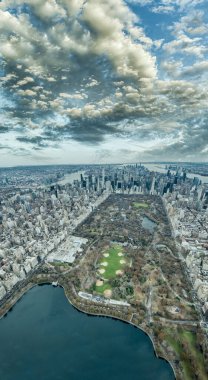 Gün batımında Central Park ve Manhattan 'ın panoramik hava manzarası, New York yüksek görüş açısına sahip.