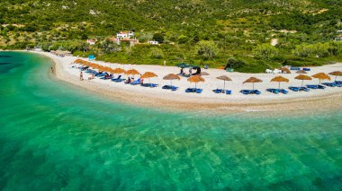 Yunanistan 'ın Alonissos kentindeki Agios Dimitrios Plajı' nın hava manzarası.