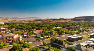 Utah, ABD 'de yaz mevsiminde St George gökyüzü silueti